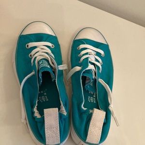 Never worn, size 4 , teal/blue color , converse low rise